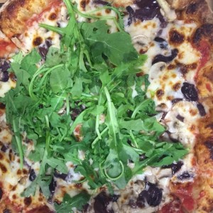 pizza: arugula, aceite trufas, mosarela, aceitunas negras