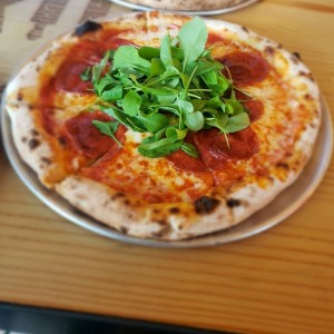 Pizza de Pepperoni con Arugula
