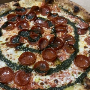 Pizza Prosciutto y Pesto