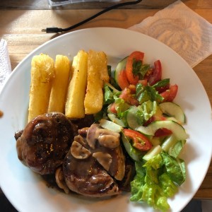 filete mignon, yucas fritas y ensalada... buena porcion y buena comida.