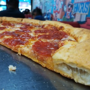 pizza con borde de queso 