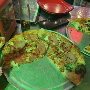 pizza de jamón y  aceitunas verdes