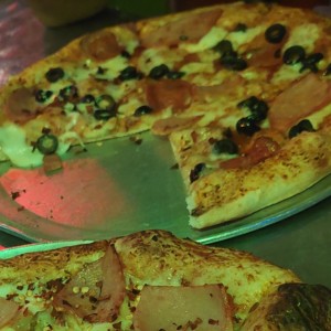 Pizza de aceitunas negras y salami