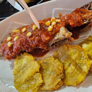 pescado frito en salsa criolla