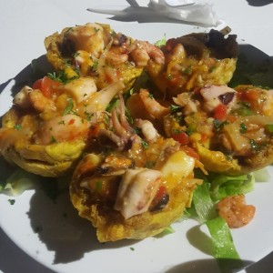 Patacones rellenos de mariscos (Aprox. $12.00)