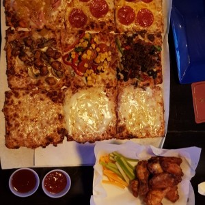 Pizza familiar y 10 wings con salsa de Maracuya y Habanero.