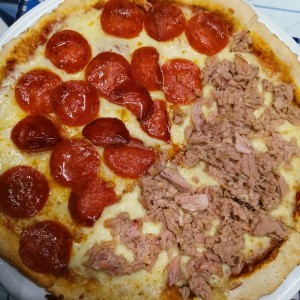 pizza mitad peperoni mitad atun