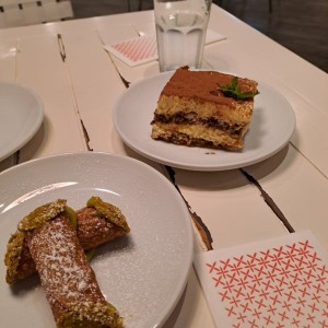 tiramisu y canolis de pistaccio