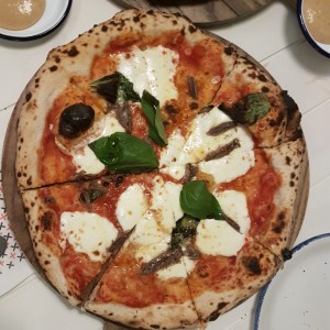 Pizza  margherita napolitana con anchoas