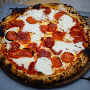 Pizza de pepperoni y Mozzarella fresca