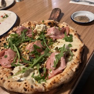 Pizza mortadella e pistacchio