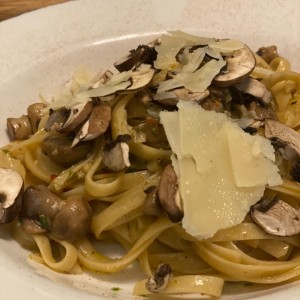 Fetuccini Aglio, Olio,Funghi E Pepperoncino