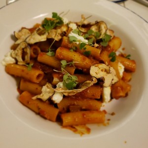 Penne con tomate y queso de cabra