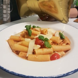 Pasta en salsa rosada con alhabaca y hongos