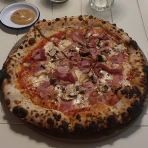 Piezas Tradicionales - Pizza Prosciutto Funghi