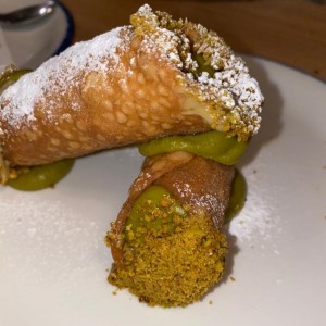 cannolli relleno de crema de pistacho