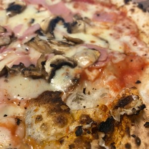 Piezas Tradicionales - Pizza Prosciutto Funghi