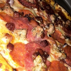 Pizza salami, chorizo y bacon