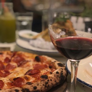 Pizza Americano Pepperoni, Mixto Fristo y una copa de vino Mezzacorona Cabernet Sauvignon