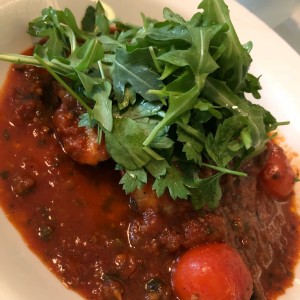 corvina con salsa de tomates y alcaparras