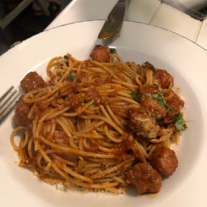 spaguetti con bolas de carne y puerco