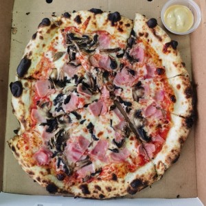 Piezas Tradicionales - Pizza Prosciutto Funghi