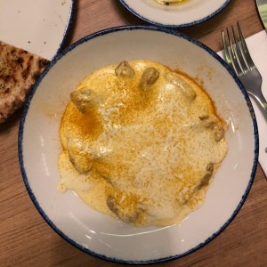 Gnocchi de camote con fondue de cuatro quesos