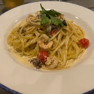 Linguini frutos del mar en Salsa Blanca