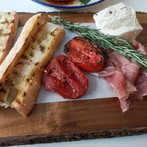 Mix. Burrata. Tomate Asado. Salami. Prosciutto. Pan Ciabatta