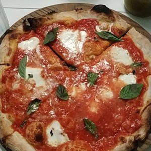 pizza margarita napolitana