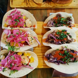 Tacos Juana Caribe, tiene camarones (izq) y Juana La Loca, con carne Angus (derecha) 