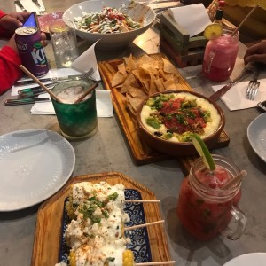 mazorcas , queso fundido y nachos renachos