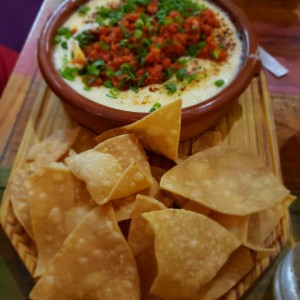 queso fundido con chorizo