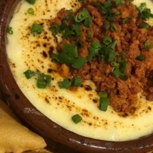 Queso fundido con chorizo