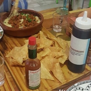 Queso fundido con chorizo