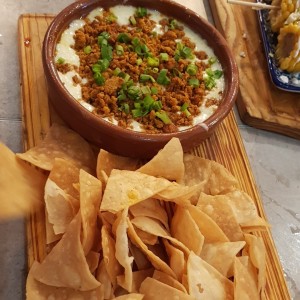 queso fundido con chorizo