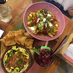 Nachos y queso fundido