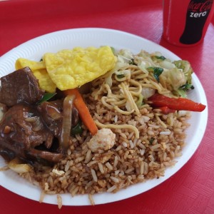arroz frito, carne de res, chow mein y wantones 