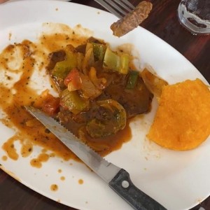 bistec con salsa y toritilla
