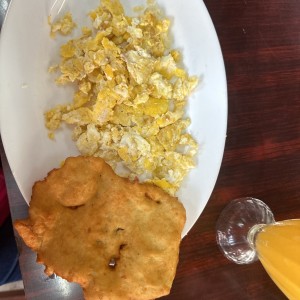 Huevos revueltos con hojaldre