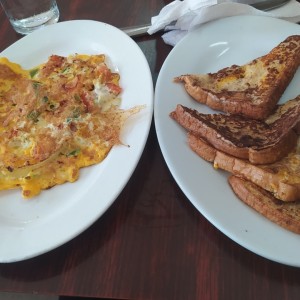 french toast y Omelette de vegetales
