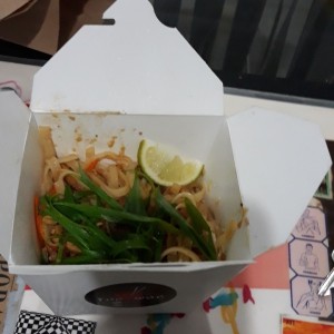 Noodles de arroz y pollo pad thai