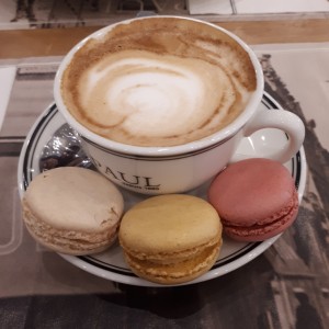 Capuccino & macarons