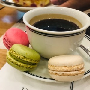 Cafe Americano con macaroons de pistacho, frambuesa y coco