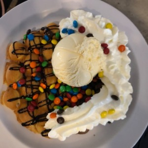 waffle mixto con helado y crema