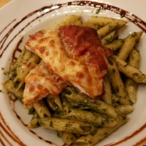 pollo parmesano con penne al pesto