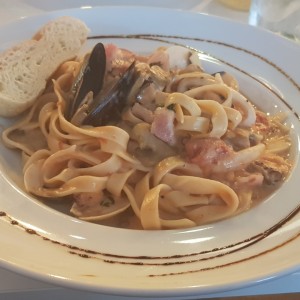 fetuccini salsa agliorosso con mariscos