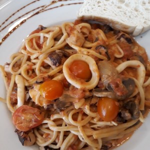 Pasta con pulpo y calamares