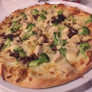 pizza Cabonara (bacon, brocoli y pollo en salsa alfredo)