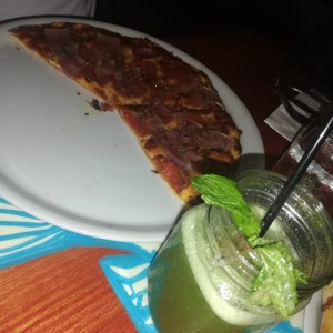 Pizza 4 Carnes & Limonada con Hierbabuena